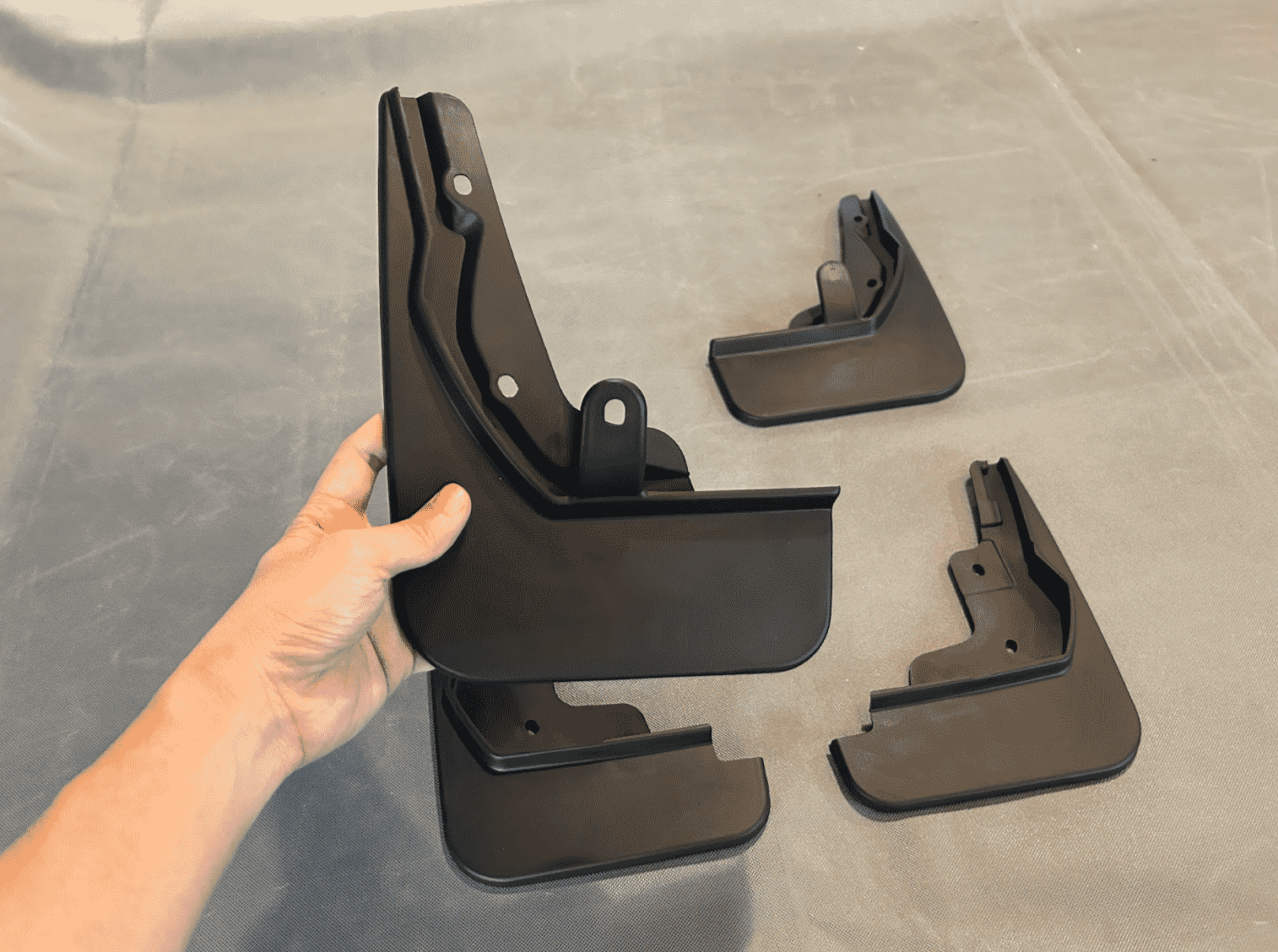 Xevaban.com ở 214 Giải Phóng là đơn vị chuyên cung cấp phụ kiện oto, đồ chơi oto, đồ chơi M6, phụ kiện M6, xevaban, 214 giải phóng, chắn bùn byd m6, miếng chắn bùn byd m6, tấm chắn bùn hốc lốp byd m6.